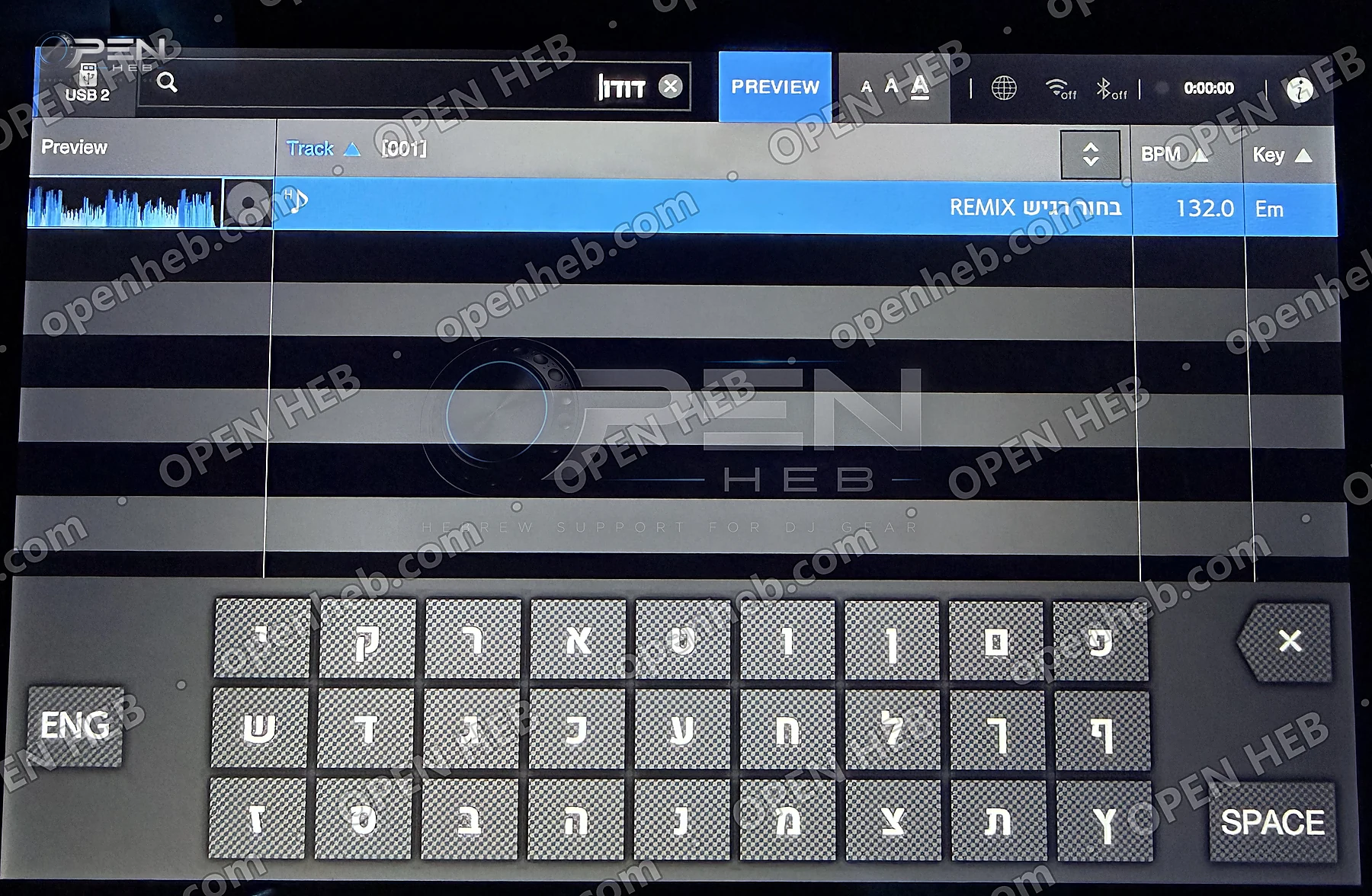 מכשיר DJ עם מקלדת עברית פתוחה במסך החיפוש